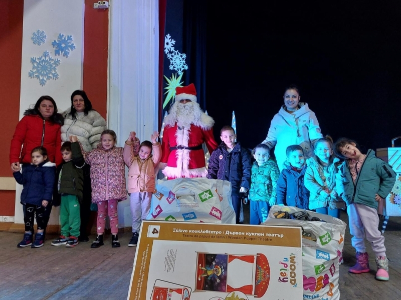 Коледна магия за най-малките: общинското ръководство зарадва децата в община Свищов 
