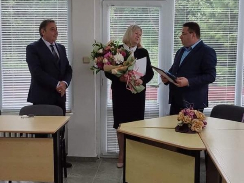 Д-р Генчо Генчев удостои с почетен медал и грамота дългогодишния директор на ДБТ в Свищов Таня Гуцева 