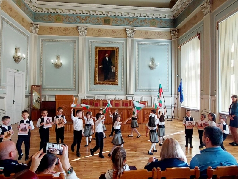 „ПОКЛОН, БУДИТЕЛИ!“ – малките възпитаници на ДГ „Васил Левски“ почетоха духовните водачи на България