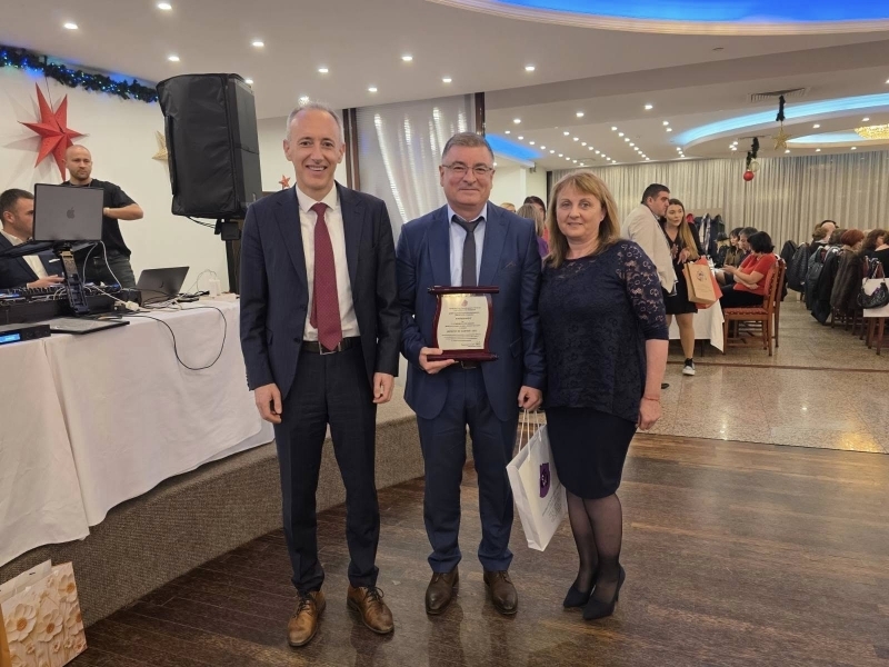 Директорът на СУ „Николай Катранов“ бе награден от Синдиката на българските учители 