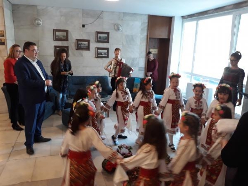 Лазарки бяха гости на кмета Генчев и общинска администрация Свищов