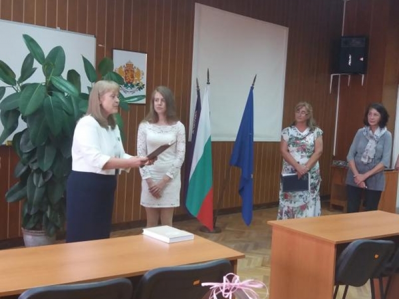 Симона Аврамова от Свищов получи почетното отличие „Национална диплома“    
