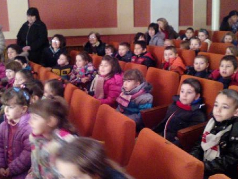 Община Свищов подари коледно театрално представление на децата от всички детски градини