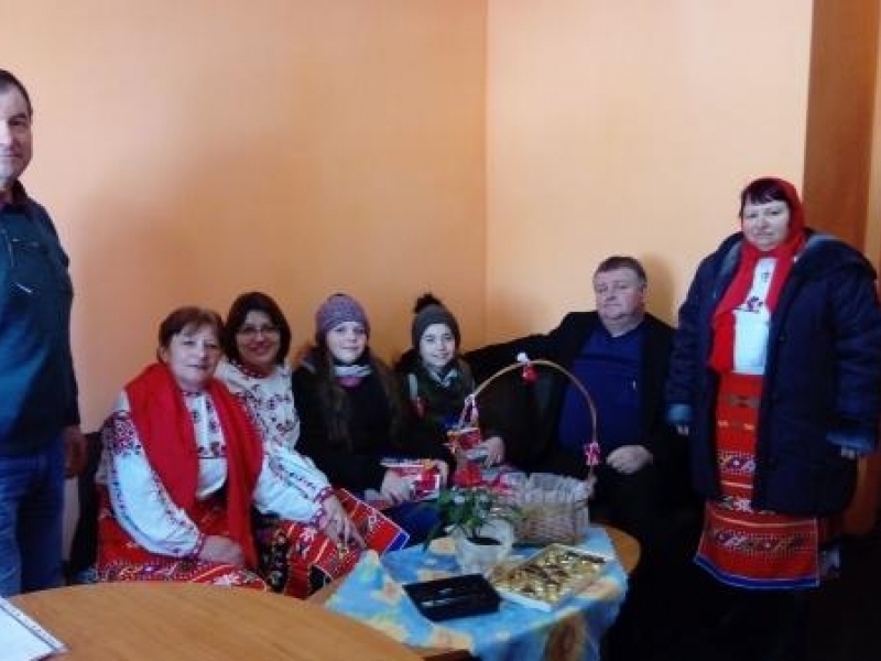 Потребителите на Центъра за лица с деменция в село Овча могила зарадваха персонала със собственоръчно изработени мартеници