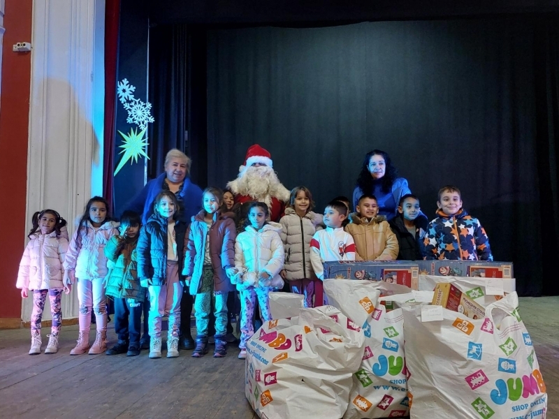 Коледна магия за най-малките: общинското ръководство зарадва децата в община Свищов 