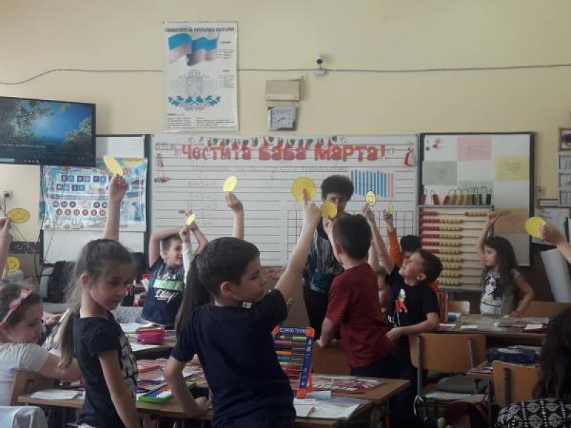 Първокласници от СУ „Николай Катранов“ демонстрираха как най-добре се пише домашното по математика