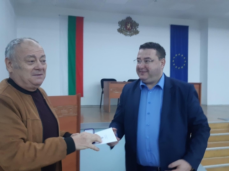 Кметът на Свищов отличи 10 служители на общинска администрация по повод Деня на българската община и местното самоуправление 