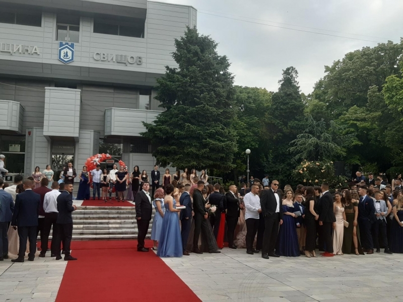 207 абитуриенти от пет свищовски училища преминаха днес по червения килим в крайдунавския град 