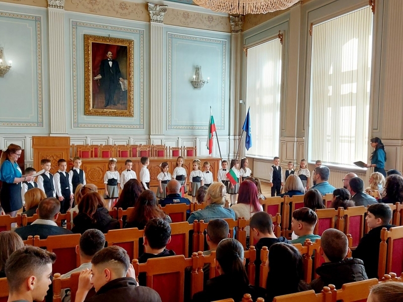 „ПОКЛОН, БУДИТЕЛИ!“ – малките възпитаници на ДГ „Васил Левски“ почетоха духовните водачи на България