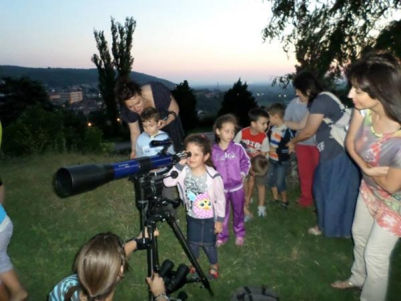 Учителите на ОДЗ №1"Чиполино" организираха за децата наблюдение на небесни тела.