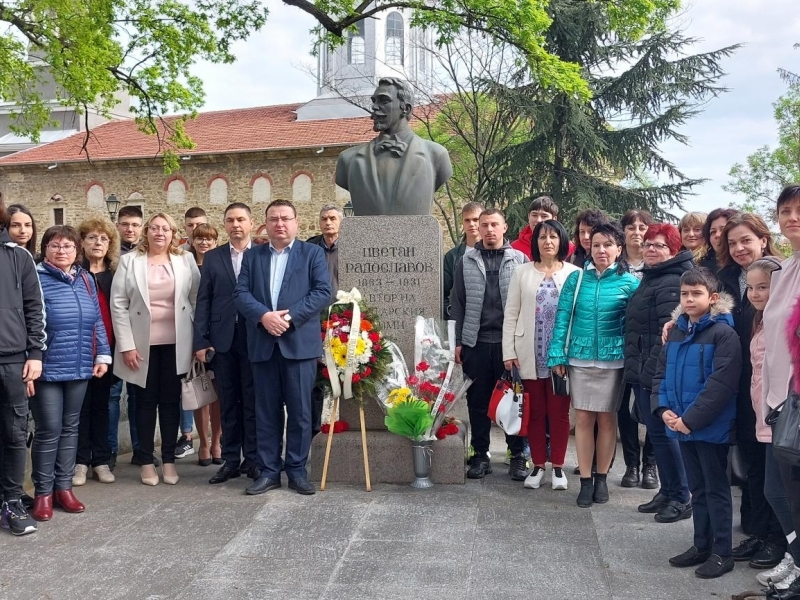 С поредица от събития СУ „Цветан Радославов“ в град Свищов отбеляза 160 години от рождението на своя патрон  