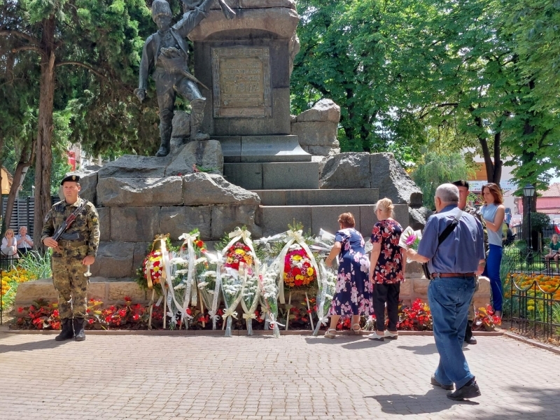 С общоградско поклонение в Свищов почетоха паметта на Христо Ботев 