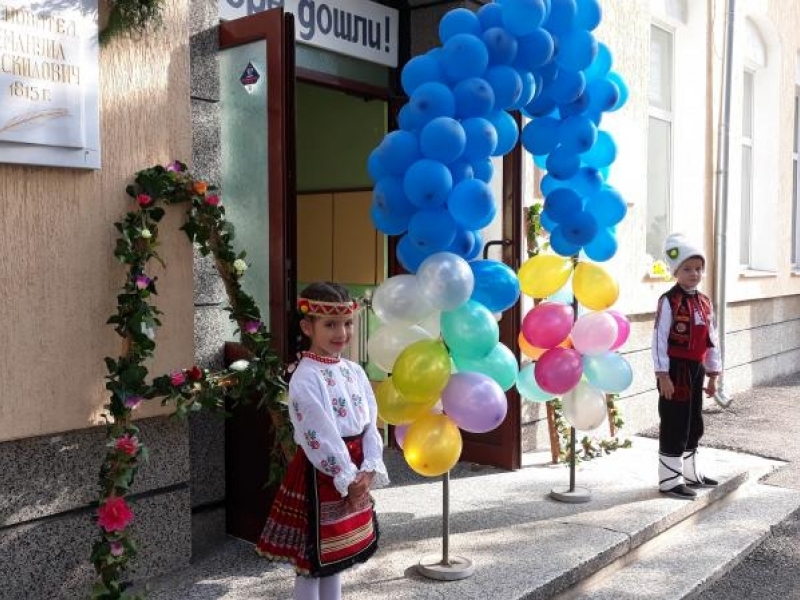 С много настроение и специални гости стартира новата учебна година в община Свищов  