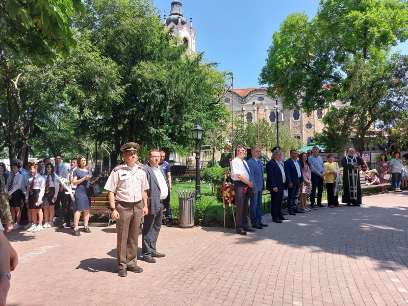 С общоградско поклонение днес в Свищов почетоха паметта на Ботев 