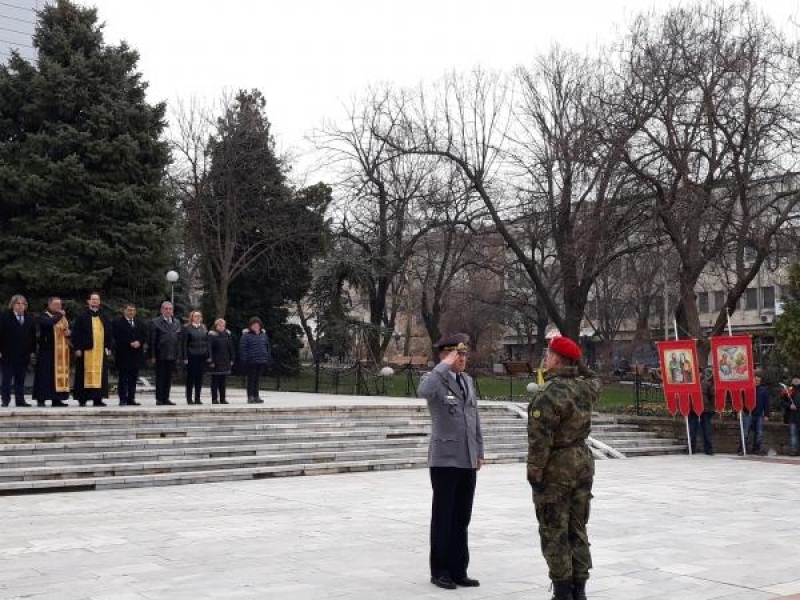 С празнично шествие и военен ритуал по издигане на националното знаме бе отбелязан Трети март в Свищов