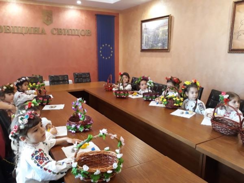 Лазарки бяха гости на кмета Генчев и общинска администрация Свищов