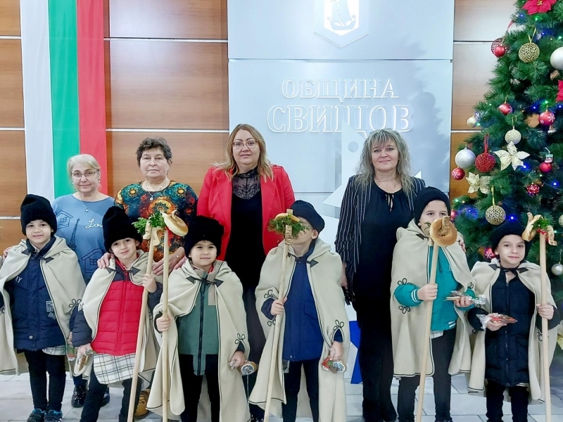 Коледари от ДГ „Чиполино“ благословиха Община Свищов за здраве и благоденствие 