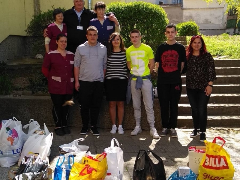 Ученици от СУ „Николай Катранов“ отвориха сърцата си и дариха хранителни продукти за приюта в село Леденик 