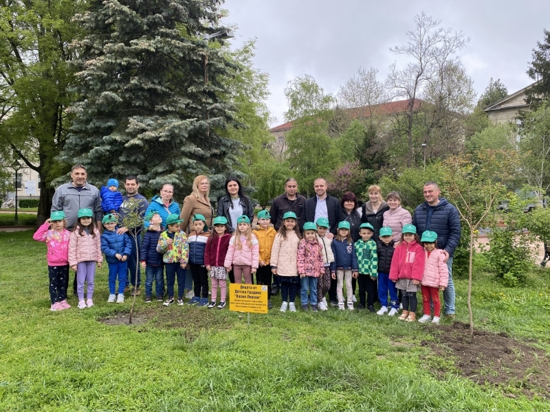 Деца, родители и учители от ДГ "Васил Левски“ отбелязаха Световния ден на Земята като засадиха дръвчета и цветя 