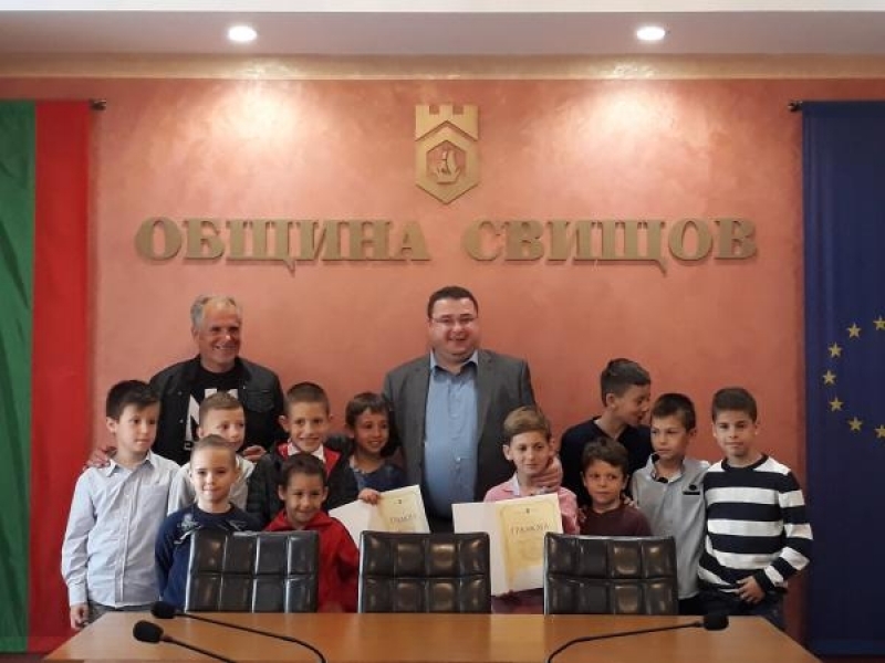 Футболисти на ФК „Изгрев 93“ бяха специални гости на кмета на Свищов