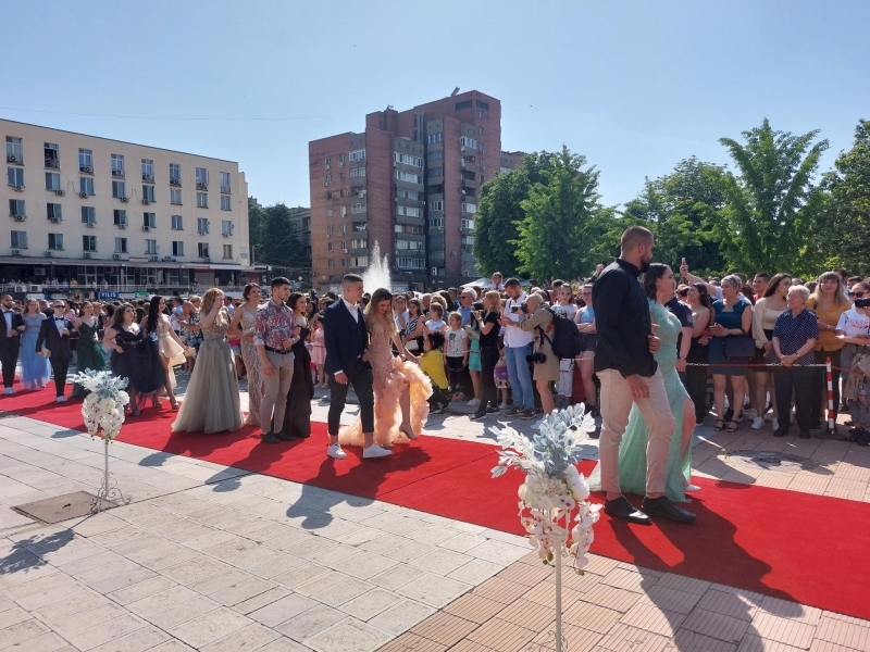 Община Свищов изпрати своите зрелостници с официална церемония и по червен килим