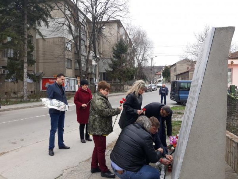 С едноминутно мълчание и поднасяне на цветя бе почетена паметта на жертвите от най-голямото земетресение в България