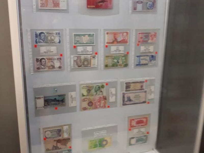 Уникална колекция от 401 банкноти представи колекционер в Свищов