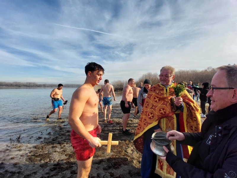 17-годишният Ивайло Йорданов спаси кръста от ледените води на река Дунав в Свищов  