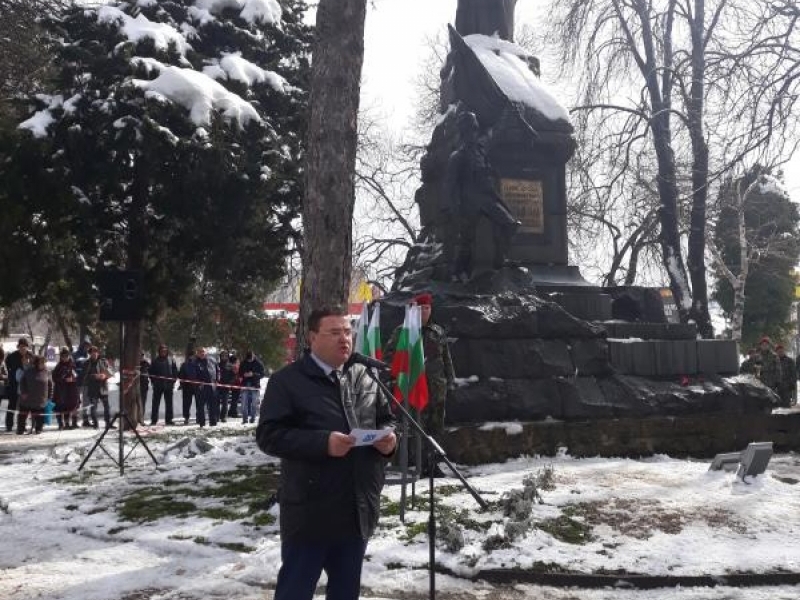 С военен ритуал по издигане на националното знаме и празнично шествие отбелязахме 3 март в Свищов