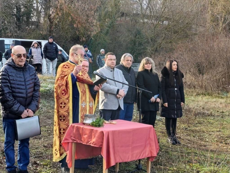 17-годишният Ивайло Йорданов спаси кръста от ледените води на река Дунав в Свищов  