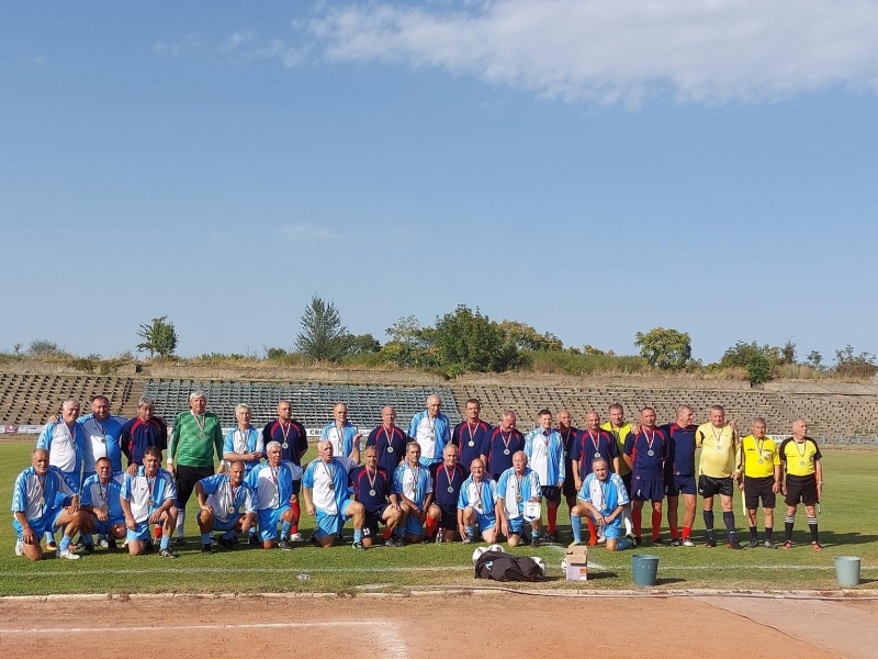 Футболна среща на ветераните се проведе под мотото „Мач на уважение и вечно приятелство“ в Свищов 