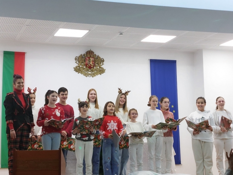 Коледен спектакъл представи трупата за сценични изкуства "Богдара" в Свищов