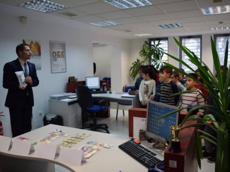 Второкласници от СУ „Николай Катранов”  се запознаха с работата на банкера по проект „Твоят час”