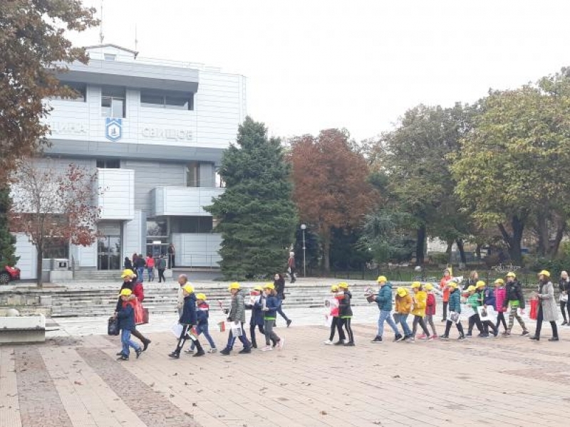 Ученици от СУ «Николай Катранов» взеха активно участие в програмата на община Свищов посветена на Деня на народните будители
