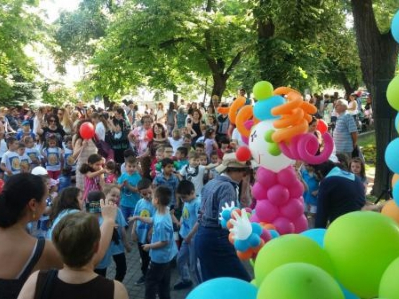 Детски смях, игри и танци в центъра на Свищов за 1 юни 