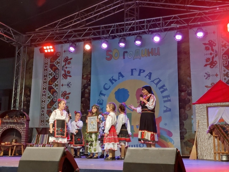 С невероятен концерт „Искрици българско“ Детска градина „Радост“ отбеляза своя 50-годишен юбилей 