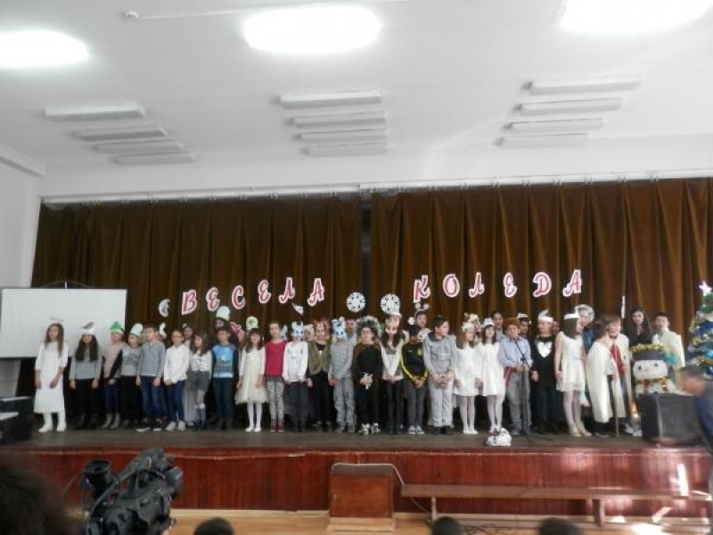 Учениците от СУ "Димитър Благоев" празнуваха заедно с малчуганите от седем детски градини