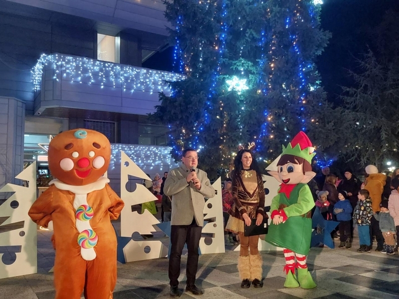 Коледните светлини грейнаха в  Свищов 