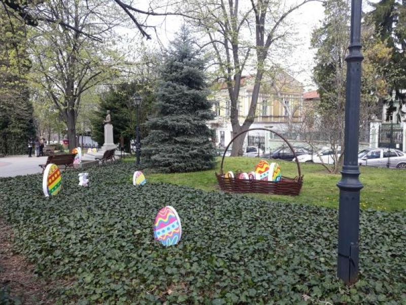 В навечерието на Великденските празници пъстра украса зарадва жителите на Свищов