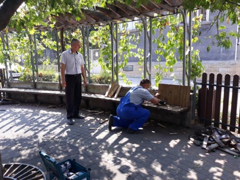 Подмяна и ремонт на амортизирали съоръжения за игра и отдих започна в Свищов