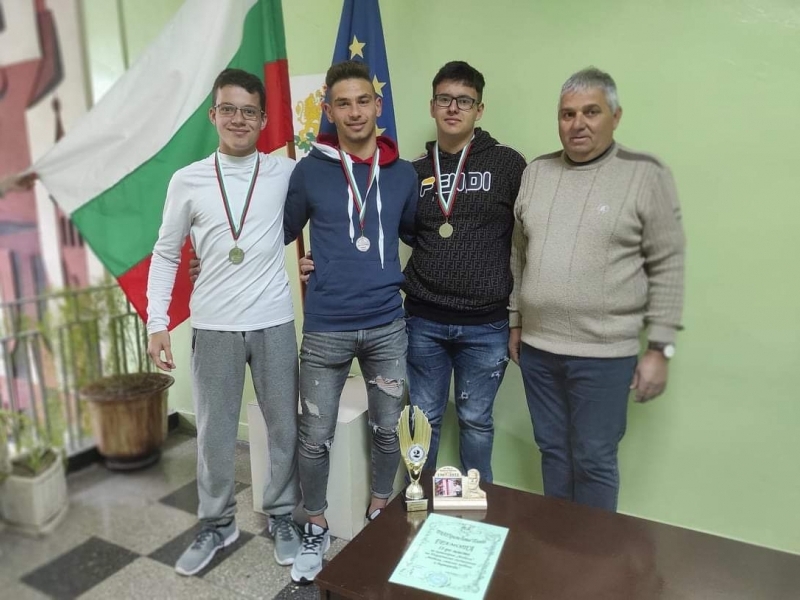 Второ място зае Свищовската професионална гимназия „Алеко Константинов“ в национално състезание за производство на изделия от дървесина 