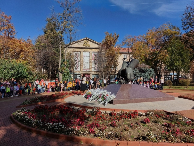 СВИЩОВ ОТБЕЛЯЗА ДЕНЯ НА НАРОДНИТЕ БУДИТЕЛИ С ТЪРЖЕСТВЕНА ЦЕРЕМОНИЯ ПРЕД ПАМЕТНИКА НА ДАРИТЕЛИТЕ