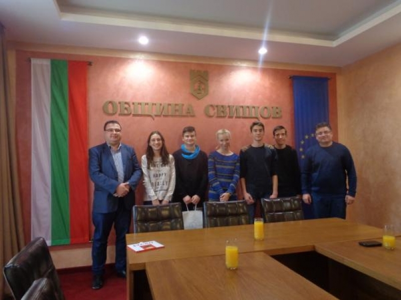 Кметът на община Свищов посрещна учениците спечелили посещение в Европейския парламент 