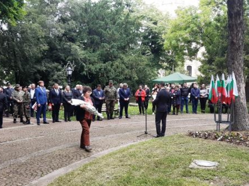 С общоградско поклонение и вой на сирени бе отбелязан днес Денят на Ботев в Свищов