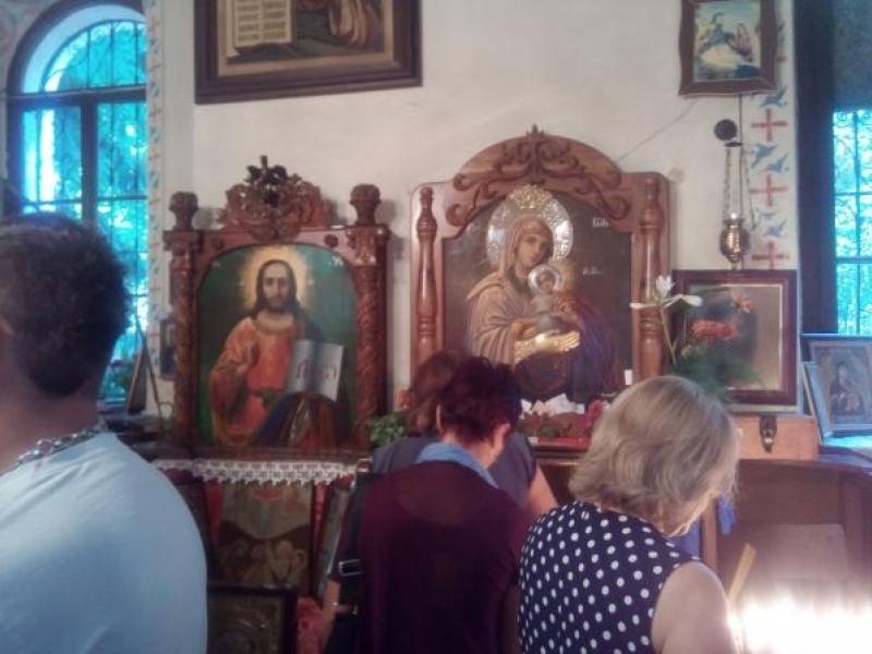 Стотици миряни посетиха днес манастира „Покров Богородичен“ край Свищов