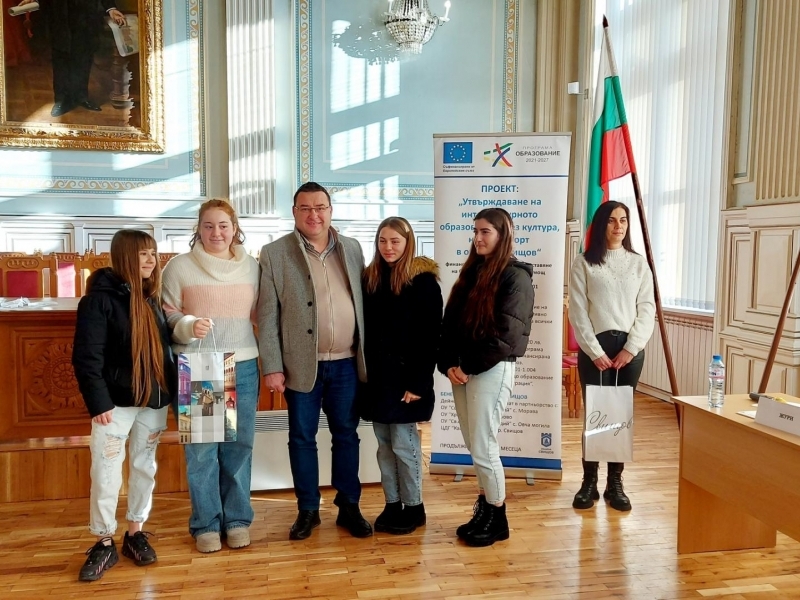 Образователната инициатива „По стъпките на Щастливеца“ обедини ученическата общност в Свищов в почит към Алеко Константинов 