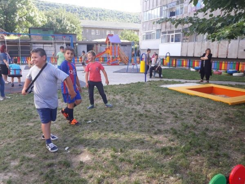 Обновените детски площадки в Свищов вече се изпълват с весел глъч и усмихнати деца