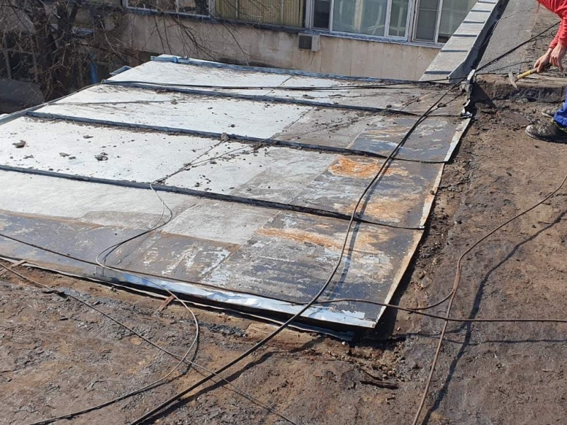 Неотложен авариен ремонт на част от покрива на поликлиниката в Свищов започна днес 