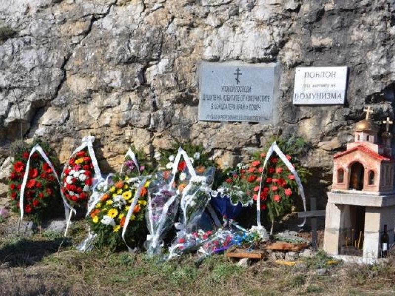 Кметът Станислав Благов се поклони пред жертвите на лагера „Слънчев бряг“ в Ловеч