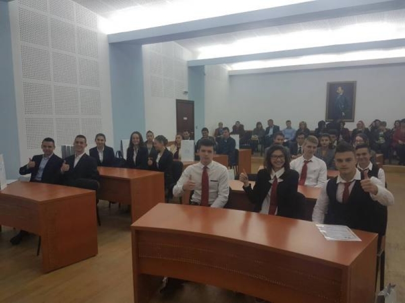 Двадесет и пет ученика от пет училища поеха управлението на община Свищов в Деня на българската община
